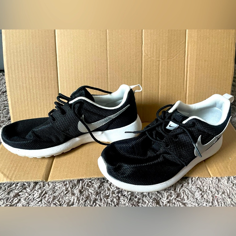 NIKE roshe runs